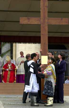 Het Wereldjongerendagenkruis toen de Canadese jongeren met Palmzondag 2001 meekregen van de Paus.